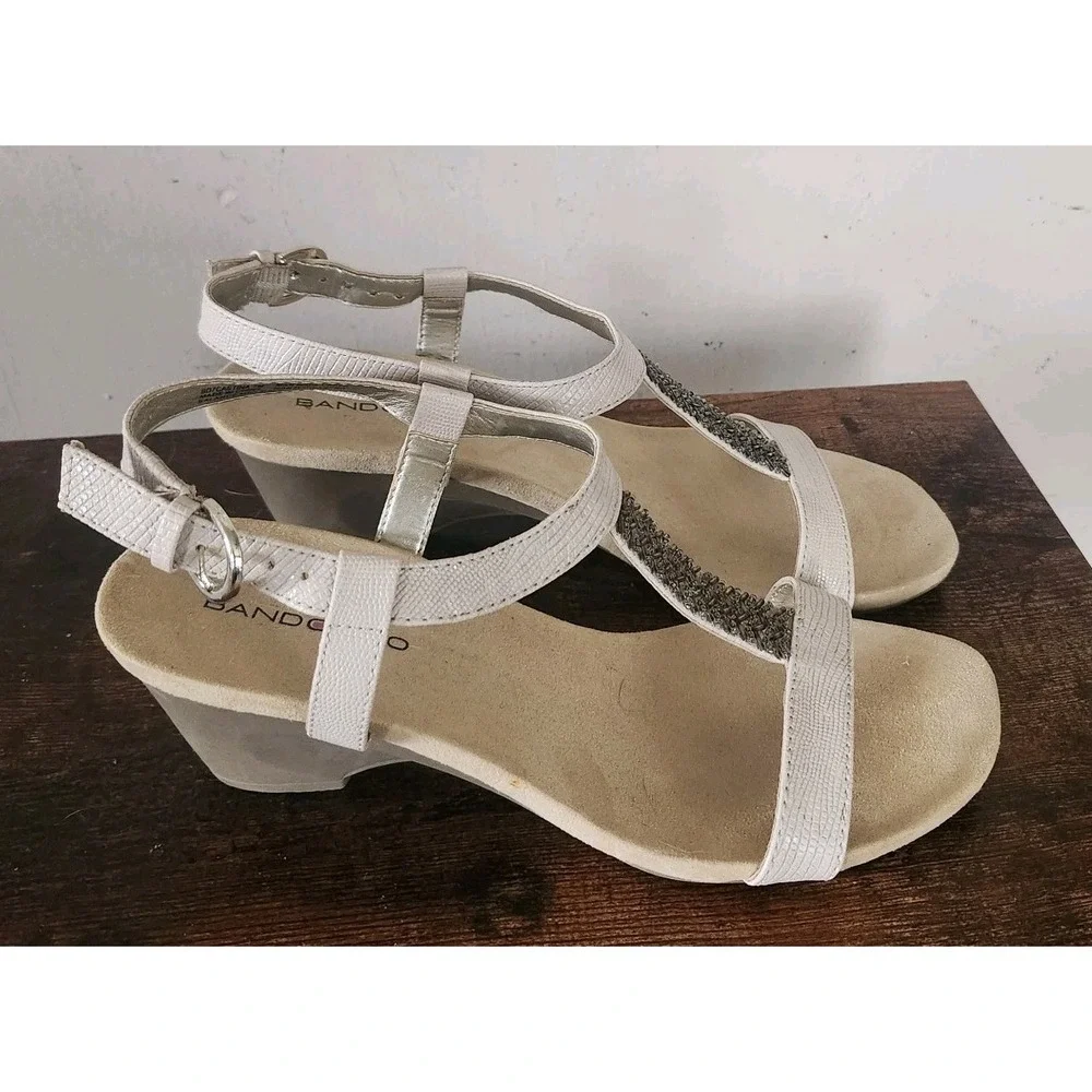 Bandolino Size 7M Beige Castina Beaded T Strap Flexible Sandals Shoes